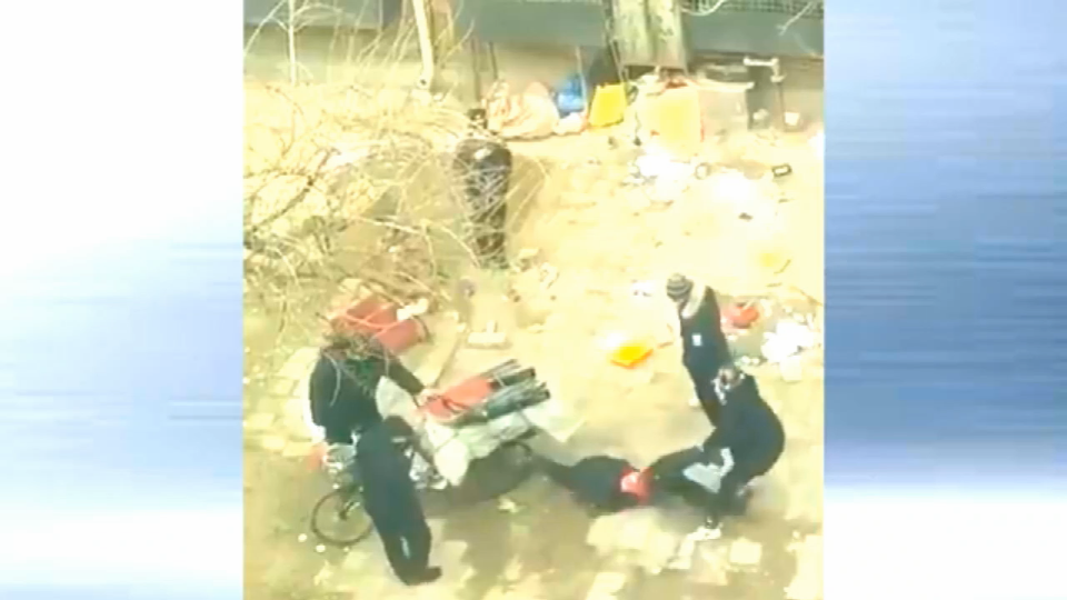 天津拾荒老翁被保安多次打倒在地 网民愤怒.png 天津拾荒老翁被保安多次打倒在地 网民愤怒.png