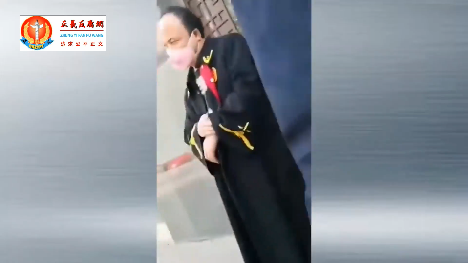 2張家口這位法官先是下意識的揪袖口不想讓手錶露出來.png 2張家口這位法官先是下意識的揪袖口不想讓手錶露出來.png