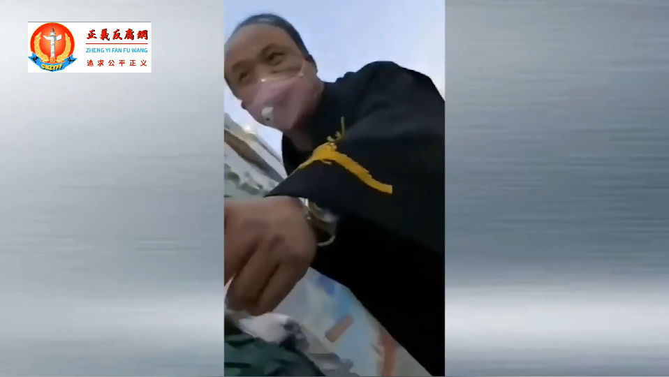 1 張家口這位法官先是下意識的揪袖口不想讓手錶露出來.png 1 張家口這位法官先是下意識的揪袖口不想讓手錶露出來.png