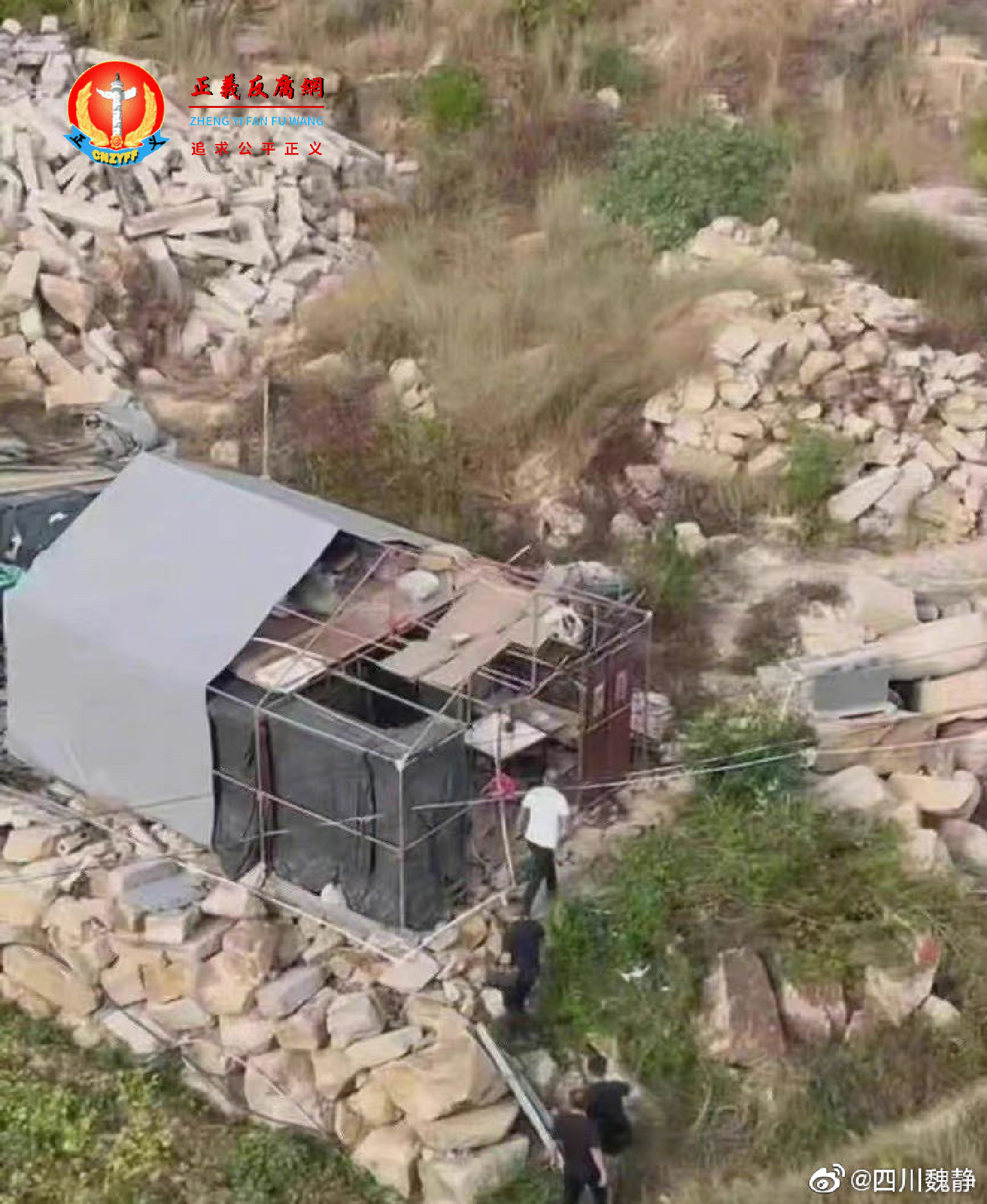 莆田市秀屿区平海镇上林村民欧某中的房子和死者家的房子反差巨大。.png 莆田市秀屿区平海镇上林村民欧某中的房子和死者家的房子反差巨大。.png