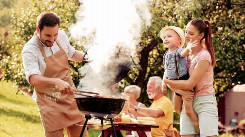 一家人野餐烤肉。图片为示意图.png 一家人野餐烤肉。图片为示意图.png