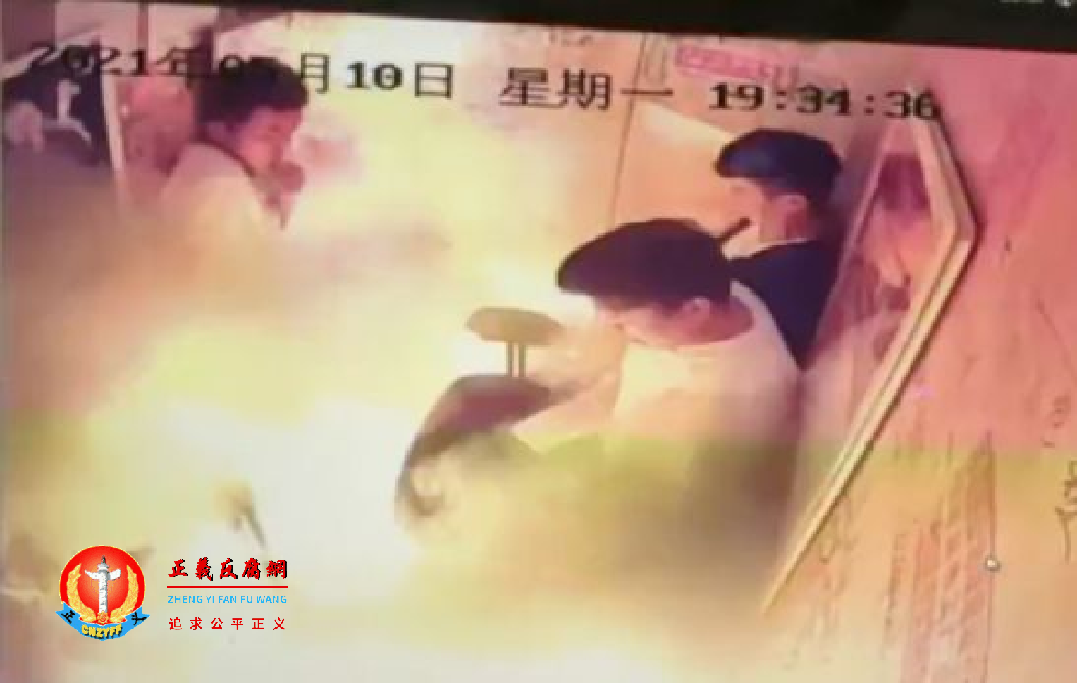 电动车在电梯内被瞬间爆燃起火。.png 电动车在电梯内被瞬间爆燃起火。.png