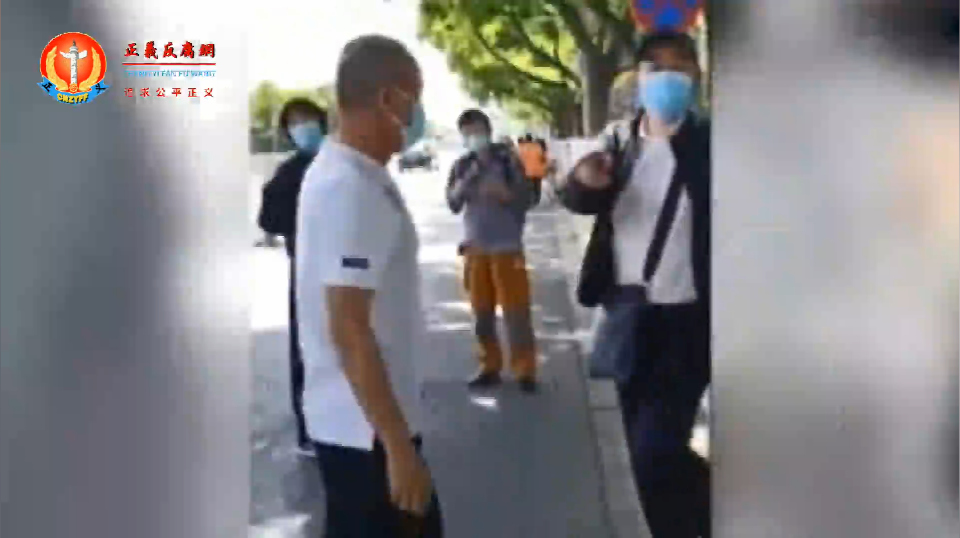 访民马波和刘杰、郭玉华三人从国家信访局出来,一出大门就遇到了刘杰当地的截访人员拦截,双方发生推搡.png 访民马波和刘杰、郭玉华三人从国家信访局出来,一出大门就遇到了刘杰当地的截访人员拦截,双方发生推搡.png