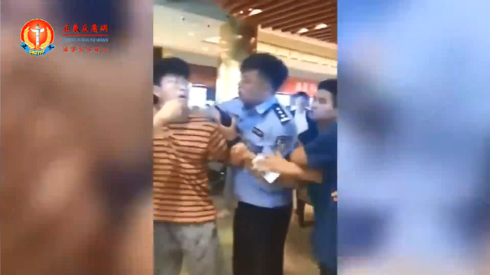 一名女生怒喊:“凭什么打人?不要打人!”.png 一名女生怒喊:“凭什么打人?不要打人!”.png