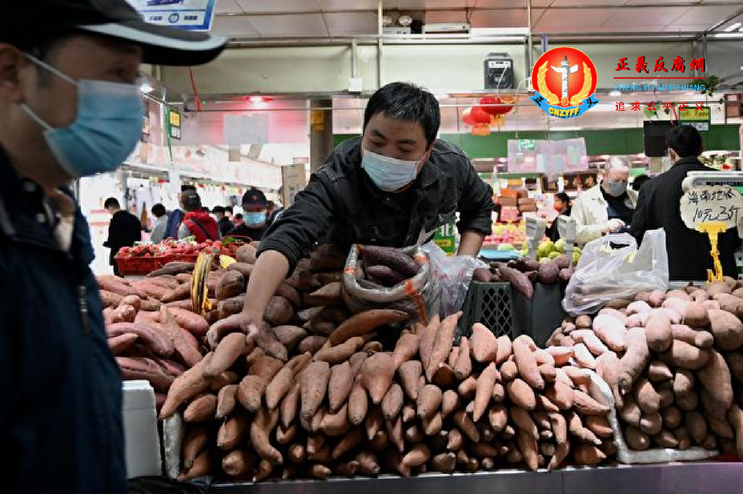 中央推“统一大市场”，被海外投资人士称为“计划经济2.0”，而中国人在计划经济时代经历物资供应困难。图为2022年4月14日北京一个市场的小贩。.png
