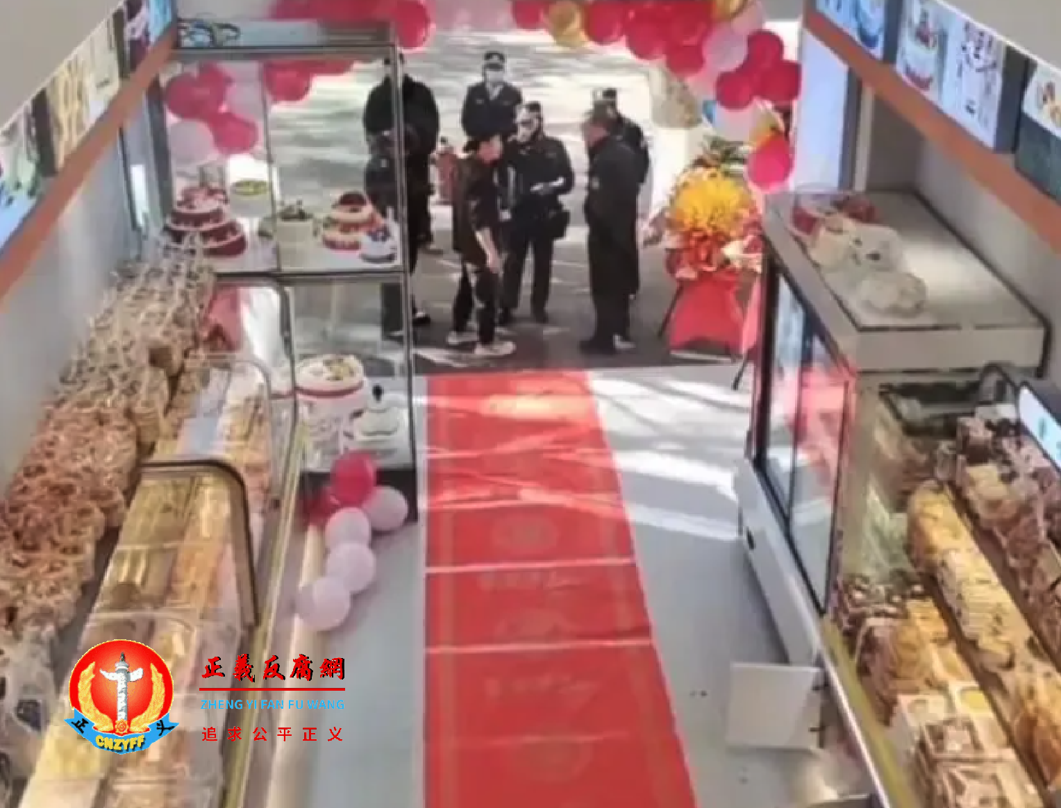 店铺开业,在门口摆放了几个花篮却被城管执法人员正在执法.png 店铺开业,在门口摆放了几个花篮却被城管执法人员正在执法.png