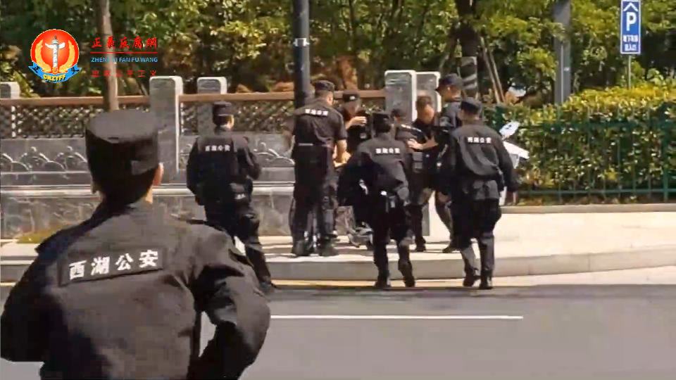 5月10日,华秀珍继续到浙江省政府门前抗议,高喊:“我要吃饭,我要看病,还我养老金。”又被一群杭州西湖区警察抢走她手中的标语并迅速将她推离现场.png 5月10日,华秀珍继续到浙江省政府门前抗议,高喊:“我要吃饭,我要看病,还我养老金。”又被一群杭州西湖区警察抢走她手中的标语并迅速将她推离现场.png