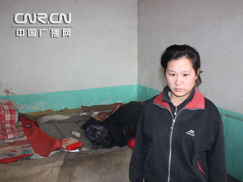 翟军保的妹妹带记者看哥哥生前住的屋子.jpg 翟军保的妹妹带记者看哥哥生前住的屋子.jpg