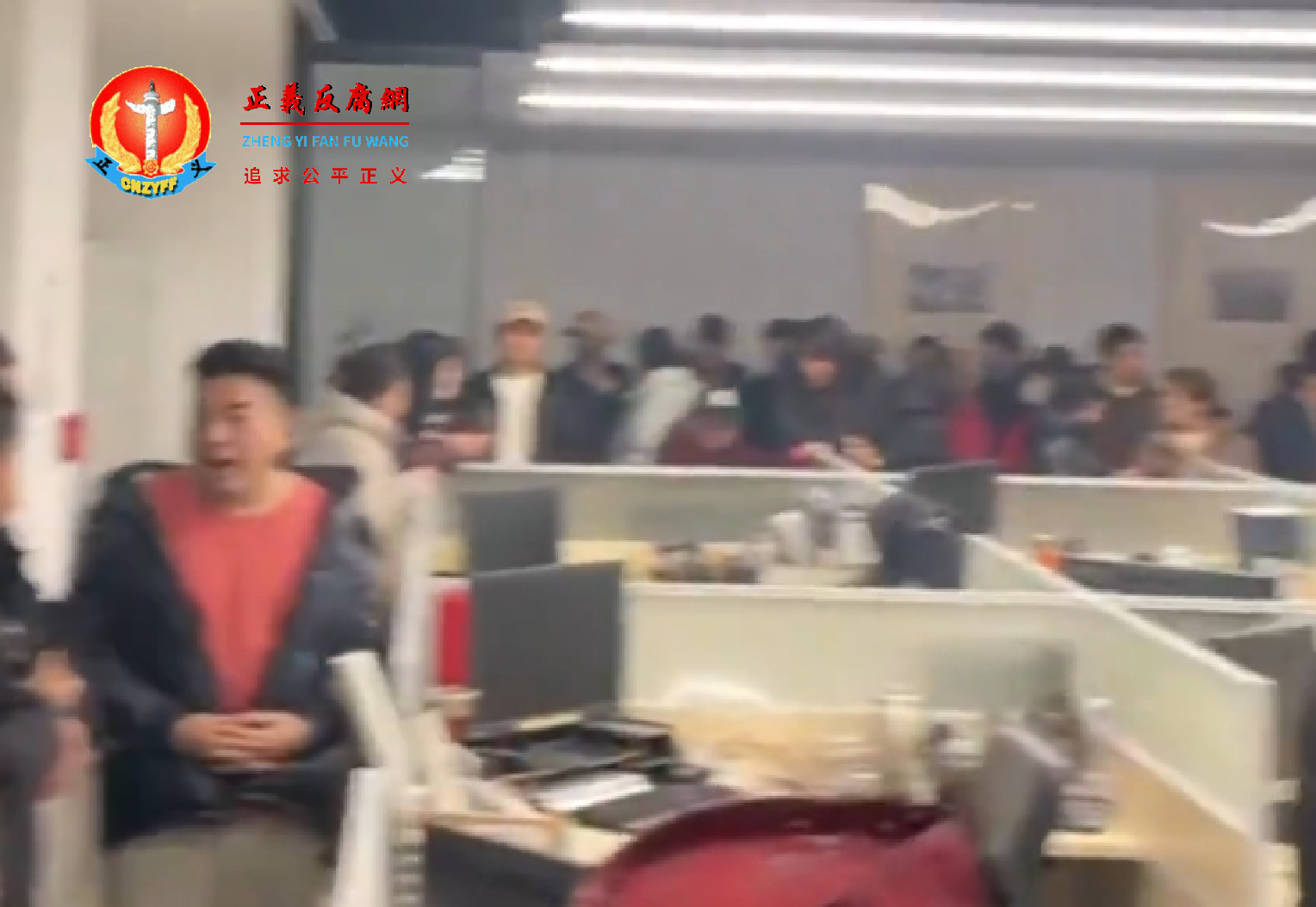 2025年2月24日,陕西西安曲江区东三爻村数百村民占领了区政府办公室,要求支付拖欠已久的拆迁过渡费。.png 2025年2月24日,陕西西安曲江区东三爻村数百村民占领了区政府办公室,要求支付拖欠已久的拆迁过渡费。.png